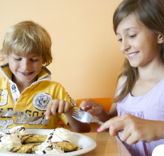 Kinder essen Schokopalatschinken