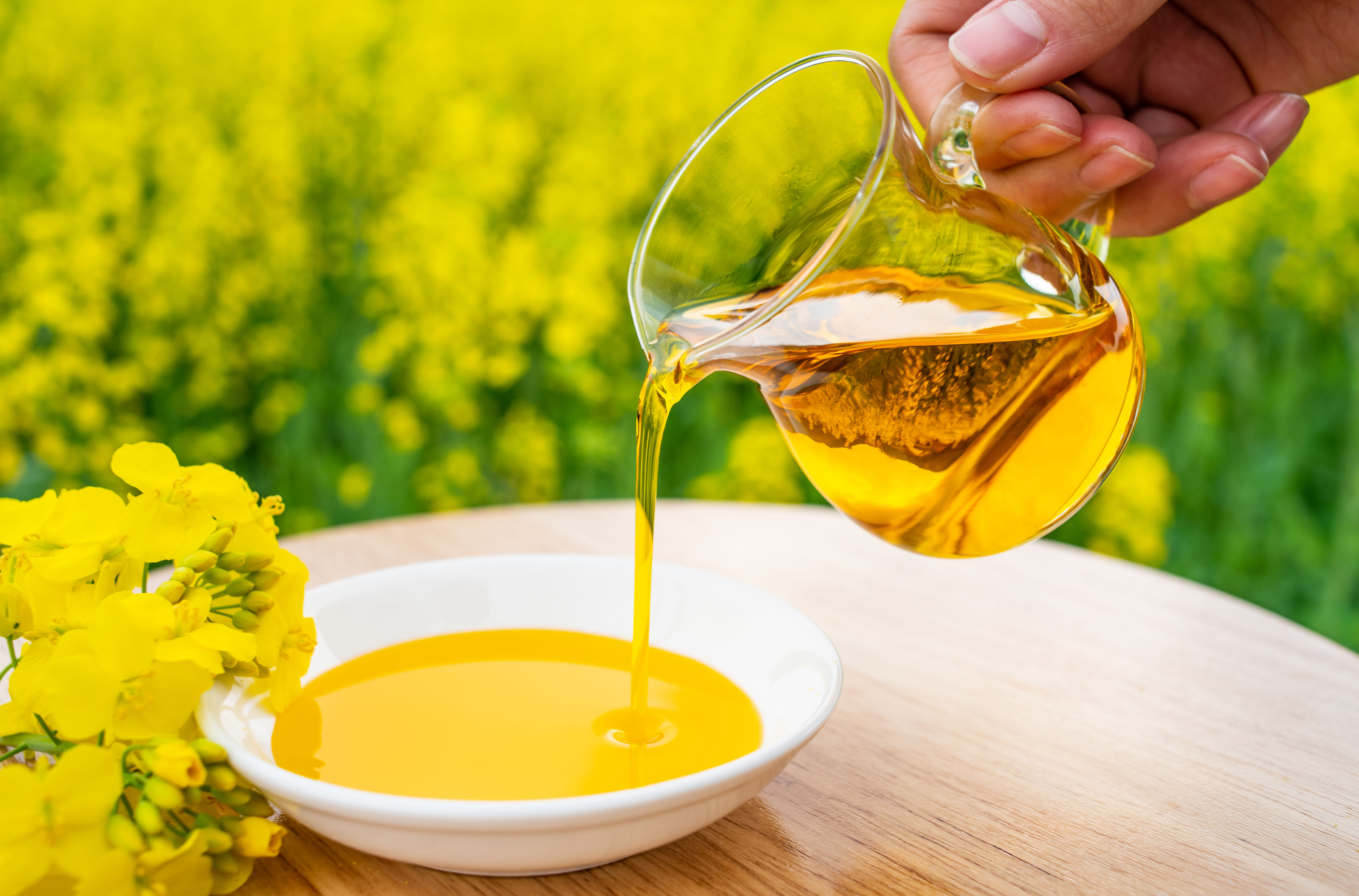 Rapsöl wird gegossen